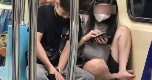 外籍女搭捷運「光腳抬腿踩椅」 陳鴻曬照痛批:該淘汰素質低的外來者