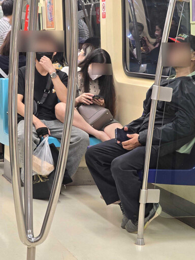 外籍女搭捷運「光腳抬腿踩椅」 陳鴻曬照痛批:該淘汰素質低的外來者