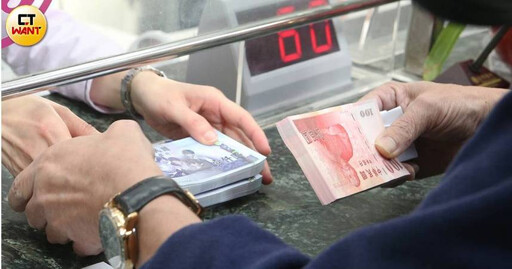 一口氣領350萬裝潢款 銀行行員「1行為」惹怒阿伯!網友反力挺:關他屁事