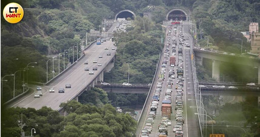 連假第2天將湧車潮!國道18處地雷路段出爐 國5北上「這時間前」出發