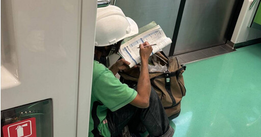 女工人蹲車廂地板看書 13萬人感動:堅持終會勝利