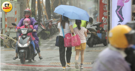 下雨撐傘也不怕後背包濕掉! 日本「1好物」引網大讚:2025年最棒發明
