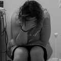 公司廁所緊鄰辦公區又正對沙發 腸躁女驚「門縫可見雙腳」崩潰：想離職了