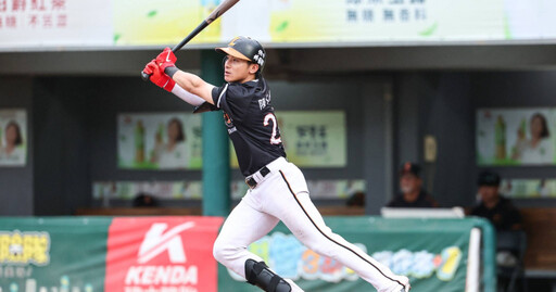 季中赴MLB開球遭批「爭冠期間隊長落跑」 陳傑憲深夜曬操偶圖發聲