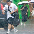 開始下雨了！16縣市大雨特報 慎防雷擊及強陣風