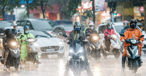 雨天騎車好濕!她發問「雨靴雨鞋有用嗎」 全網狂推1物:最好用