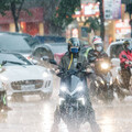 雨天騎車好濕！她發問「雨靴雨鞋有用嗎」 全網狂推1物：最好用