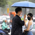 對流雲系發展旺盛 午後12縣市炸雨彈