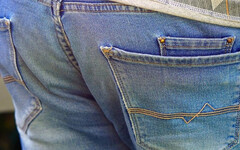 穿新牛仔褲見1口袋縫死「藏6顆小石頭」 內行人曝真實用途