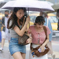 明白天回溫！各地逾30度「南部更熱」 午後雷雨轟山區