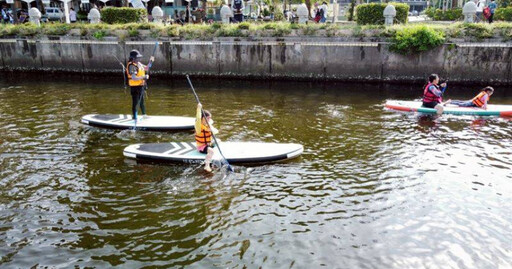 愛河水上活動亂丟垃圾遭主辦方勸阻 家長竟嗆:你們就是小氣