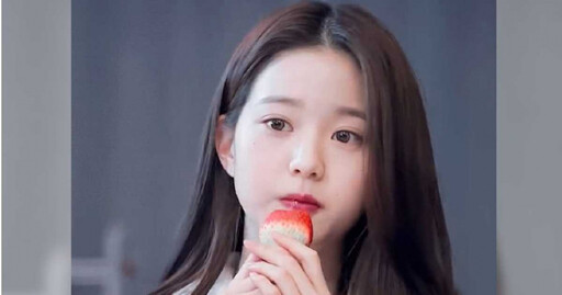 女生雙手吃草莓很做作? 閨蜜罵她「綠茶」:沒男的別裝