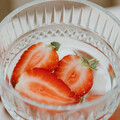 女生雙手吃草莓很做作？ 閨蜜罵她「綠茶」：沒男的別裝