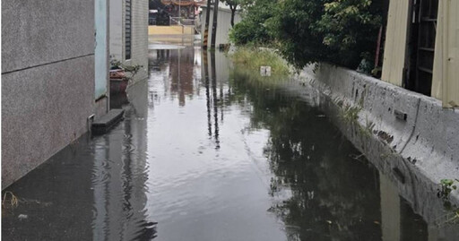 風雨狂轟屏東傳災情!道路驚見水淹15公分高、巨型看板壓毀2車