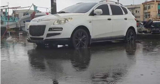 風雨狂轟屏東傳災情!道路驚見水淹15公分高、巨型看板壓毀2車