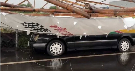 風雨狂轟屏東傳災情!道路驚見水淹15公分高、巨型看板壓毀2車
