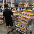 好市多新神物？網友見路人掃貨「狂搬2大車」傻眼 推手網紅也現身：不用買那麼多