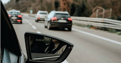 在高速公路小心這3種後車! 達人提醒「遇到快閃」:要看後視鏡