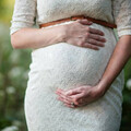 她生完小孩想回職場 遭老公和婆婆堅決反對：一次給1千花就夠了
