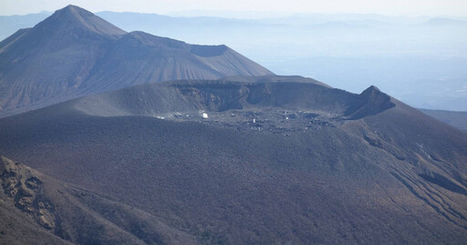 日本火山連6天噴發 鄭明典曬衛星影像認:這情況機率不低
