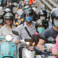 等99秒紅燈「用手機回訊息」！ 鄰車提醒「有警察」險噴1000元