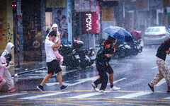 中颱「楊柳」來襲！全台13縣市明正常上班課 9縣市放颱風假