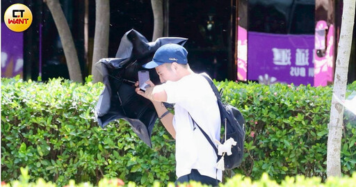 不敵楊柳強風 小琉球花瓶岩鏡頭君慘被「吹到低頭」過程全錄下