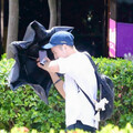不敵楊柳強風 小琉球花瓶岩鏡頭君慘被「吹到低頭」過程全錄下