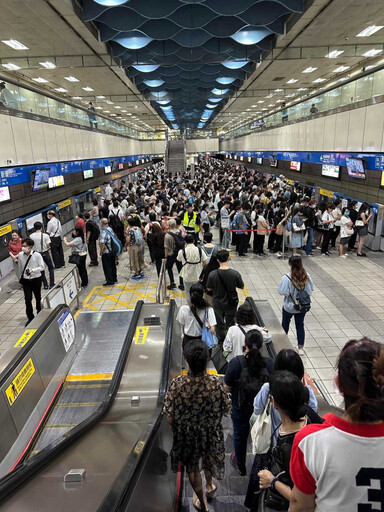 北捷調2班次江子翠發車!新埔站可怕人潮曝 網譏「台北最high上班城」