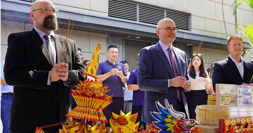 比台灣人還懂拜！AIT普渡超講究 供品竟出現香菜多力多滋、綠色乖乖