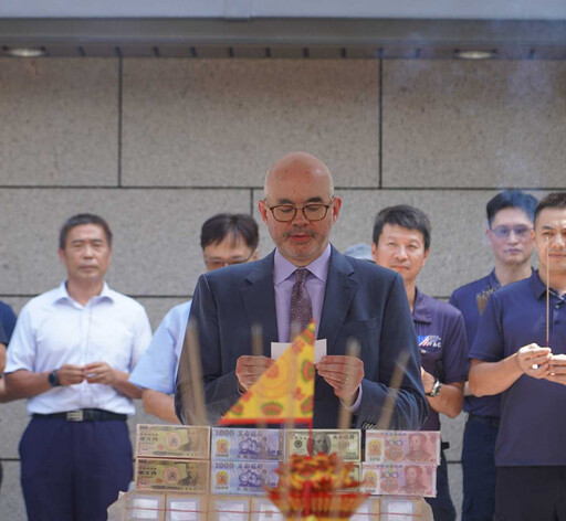 比台灣人還懂拜!AIT普渡超講究 供品竟出現香菜多力多滋、綠色乖乖