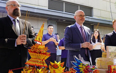 比台灣人還懂拜！AIT普渡超講究 供品竟出現香菜多力多滋、綠色乖乖