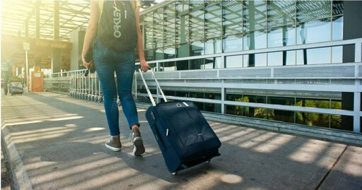 出國不流行用登機箱？內行推1神物「重量輕、便宜又不佔空間」