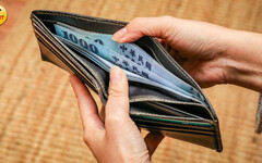 實習生爽領4萬!她3年薪資比不上崩潰 眾人點職場現實面:快逃