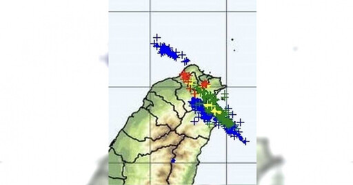 強颱「樺加沙」狂轟雨彈！北台灣雷聲隆隆 鄭明典：少見的密集