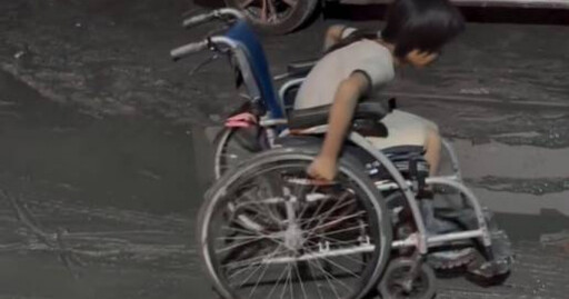 花蓮災區遇輪椅男童「下秒竟站起來」 網揭暖舉：很感人