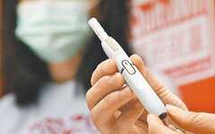 買得到卻管不到？加熱菸首賣傳超商12分鐘完售 衛福部突襲「拿著不犯法」