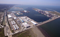 大雨＋海水倒灌！台北港工地卡車險如《玩命關頭》 港務局澄清：極端天氣、非潰堤