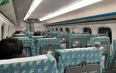 連假爆人潮!!高鐵自由座阿嬤「坐扶手」遭他阻止 網讚:你有花錢