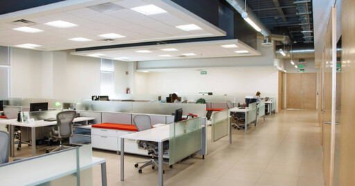 週休三日仍不滿足！員工竟「偷帶妹進辦公室吹冷氣」 老闆氣炸：方便當隨便