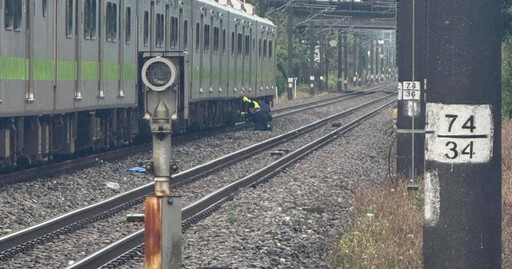 5秒內拉人脫險！騎士摔台鐵平交道「機車撞毀」 民眾搶時救援