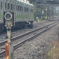 5秒內拉人脫險！騎士摔台鐵平交道「機車撞毀」 民眾搶時救援