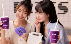 9年沒喝到的味道終於回來！麥當勞「奶昔＋韓版毛毛包」全台12店限量販售掀排隊潮 粉絲冒寒搶購秒排爆