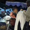 阿嬤行動不便想買衣「只能在門外看」 NET店員1舉動暖哭網友