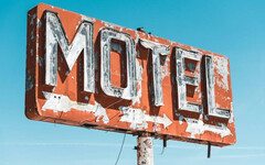 半夜3點被迫退房！女子遭摩鐵要求「男友回來陪睡」 崩潰過程曝