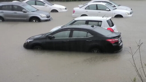 影/凱米豪雨灌南投！南投綠美橋車輛「慘泡水裡」 水里鄉108巷「土石流淹成小溪」