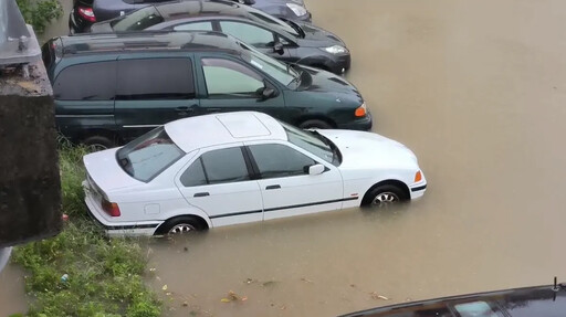 影/凱米豪雨灌南投！南投綠美橋車輛「慘泡水裡」 水里鄉108巷「土石流淹成小溪」