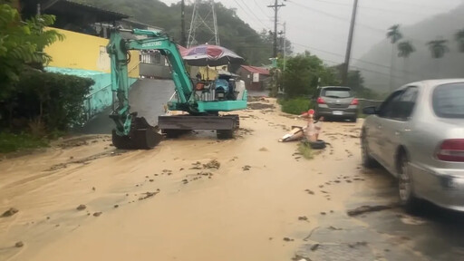 影/凱米豪雨灌南投！南投綠美橋車輛「慘泡水裡」 水里鄉108巷「土石流淹成小溪」