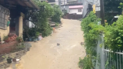 影/凱米豪雨灌南投！南投綠美橋車輛「慘泡水裡」 水里鄉108巷「土石流淹成小溪」