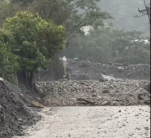 影/凱米重創豪雨再來！南投東埔村爆發土石流 投95線「雙向交管」